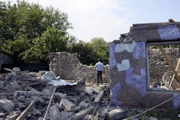 这是9月29日在阿塞拜疆临近纳卡边境的塔塔尔地区拍摄的在冲突中受损的房屋。新华社发