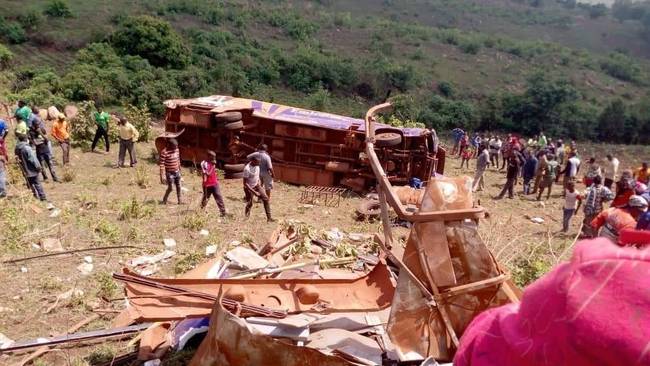 坦桑尼亚一客车侧翻造成15人死亡 总统悼念