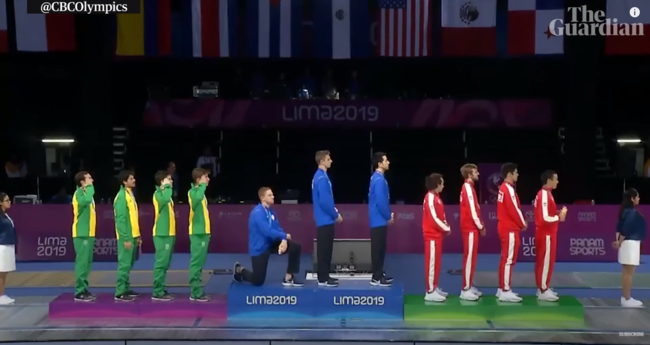 2019年利马泛美运动会颁奖上，获得金牌的美国击剑运动员伊姆博登单膝跪地，对本国政府表达抗议 视频截图
