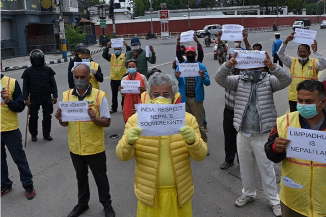 活动人士在加德满都印度大使馆附近抗议