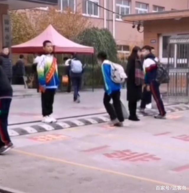 【争论不休】辽宁一中学要求学生入校先鞠躬 你觉得有鞠躬的必要吗？
