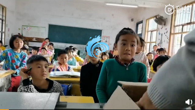 加油!女孩考第一奖励太丰盛惊出表情包,网友:同桌流下羡慕的泪水