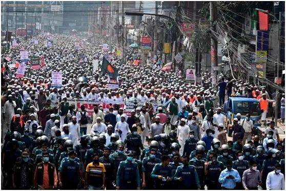 马克龙一句话，孟加拉国数万人上街！