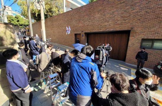29日上午，大批记者在李明博家门口等待。（韩联社）