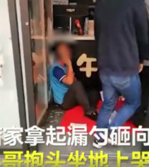 成年人的世界没有容易！外卖员等餐崩溃砸东西遭店家殴打