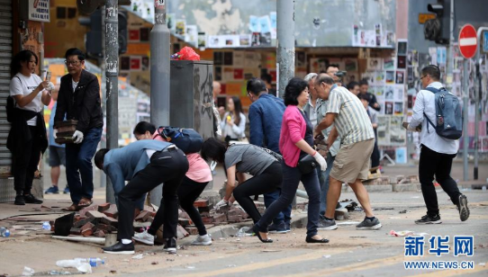 市民自发清理路障