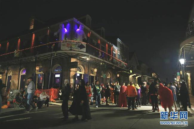 10月31日，在美国路易斯安那州新奥尔良，人们在街头庆祝万圣夜。