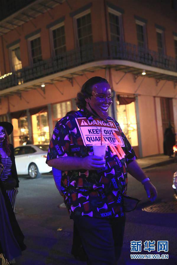 10月31日，在美国路易斯安那州新奥尔良，一名男子在街头庆祝万圣夜。 