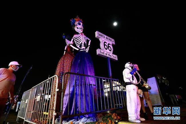 10月31日，人们在美国加利福尼亚州洛杉矶县的圣莫尼卡栈道上庆祝万圣夜。