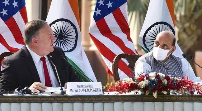 10月27日，美国国务卿（左）和印度防长辛格在一场新闻发布会上。