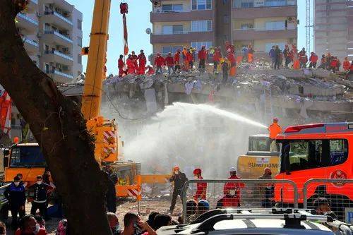  10月31日，救援人员在土耳其伊兹密尔省地震受灾现场进行工作。新华社发