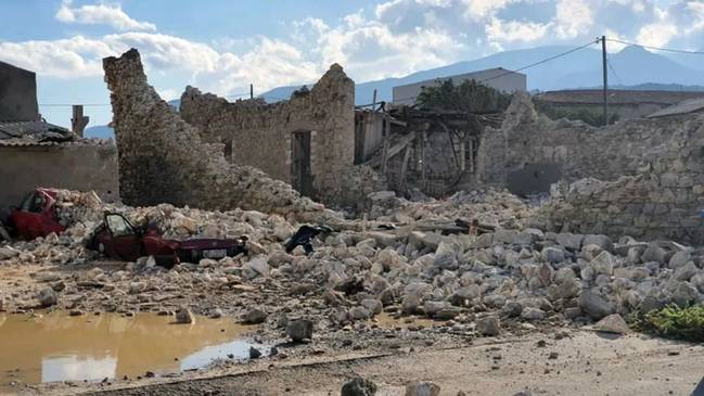  这是10月30日拍摄的萨摩斯岛因地震倒塌的房屋和损坏的汽车。新华社发