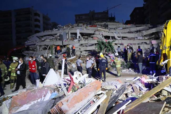 10月30日，在土耳其伊兹密尔省的地震受灾现场，救援人员正在开展救援工作。新华社发