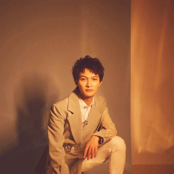 周深喜剧人实锤!周深在男厕清嗓被提醒不要走错