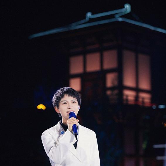 周深喜剧人实锤!周深在男厕清嗓被提醒不要走错
