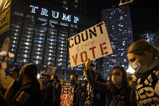 开票期间美国多地爆发抗议游行，要求“清点每一张选票！”