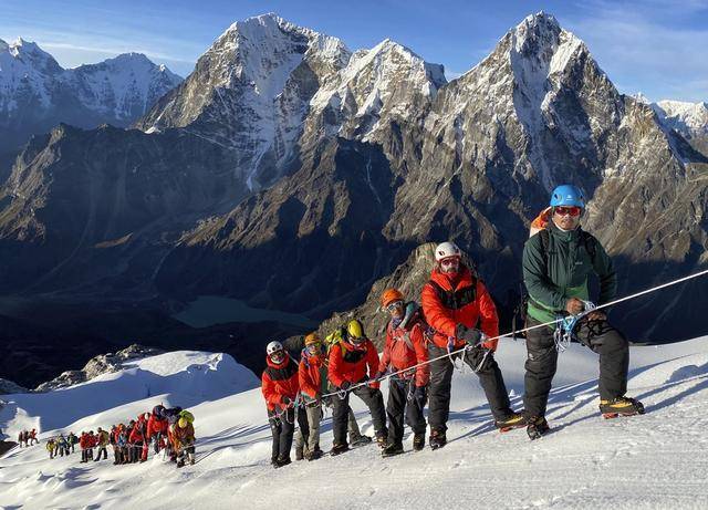 尼泊尔重启部分旅游业，登山客时隔7个月又能攀爬珠峰