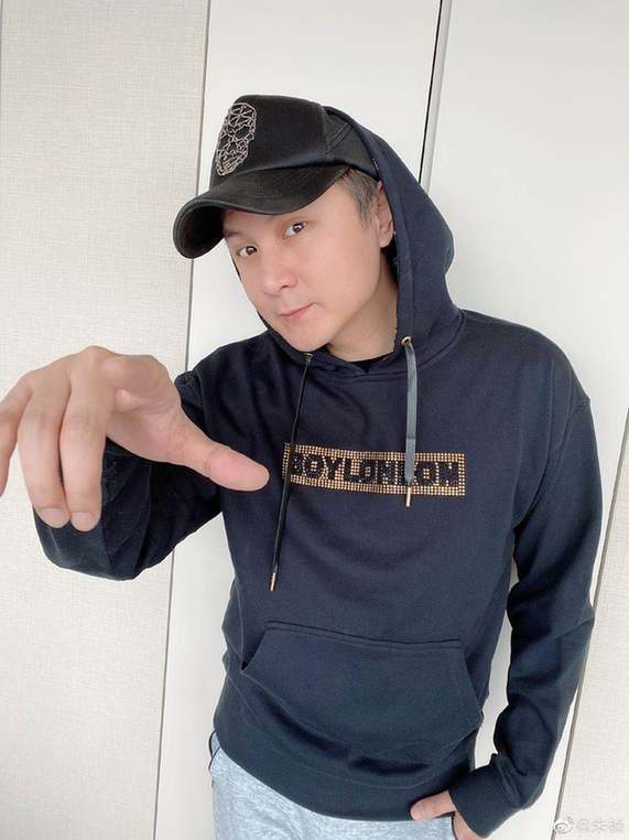 有点东西!沪知名主持朱桢42岁啦 陈赫晒合影妻子肤白貌美