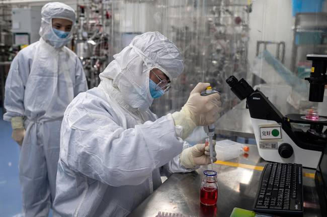 工作人员测试疫苗。（图源：Getty Images）