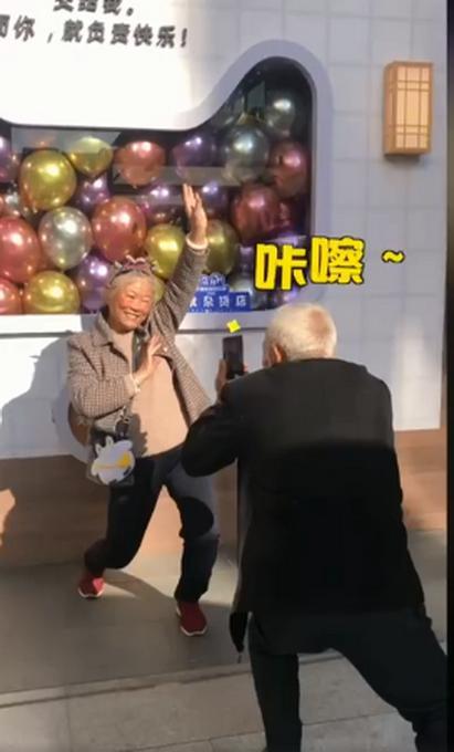 想要的幸福！老爷爷下蹲20分钟给奶奶拍照 只为给老伴儿拍出大长腿