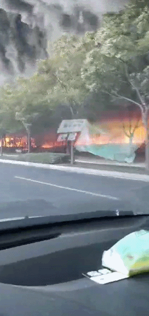 浙江一工厂发生火灾 浓烟滚滚，目前无人员伤亡