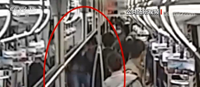 江苏苏州:一乘客突发疾病 同车医护人员施援手