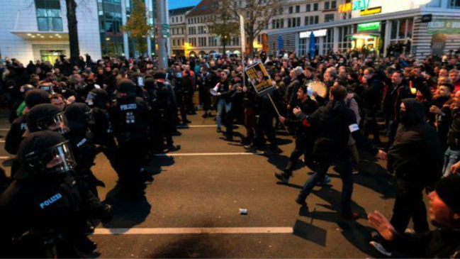 △德国莱比锡反对封锁防疫的示威游行    （图片来源：雅虎新闻）