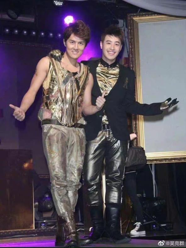 潘玮柏吴克群合影姿势引发回忆杀 八年后首同框竟一点没变