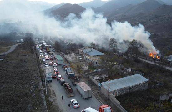 亚美尼亚人烧毁房屋，紧急撤离（美联社）