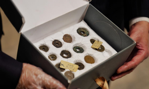 埃及交还31枚中国古代钱币 其中20多枚为国家文物