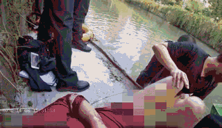 惊讶！小伙救起落水女子，却被她一脚踹下了河 