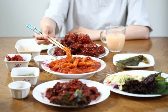 疫情下韩国人吃辣缓解压力 辛辣食品订购量激增