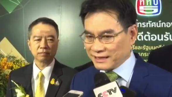 △泰国副总理兼商务部长朱林（图右）接受采访
