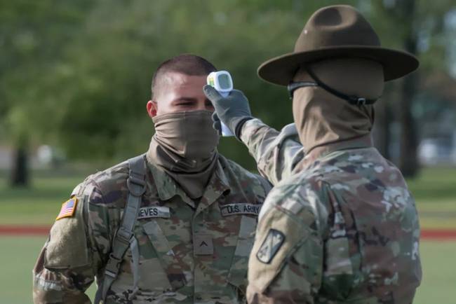 资料图：美国军队采取疫情措施，包括测量体温