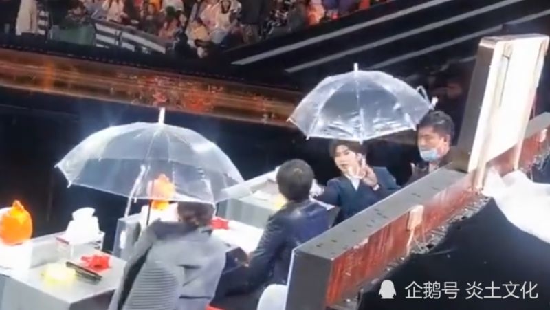 优质偶像!蔡徐坤给张凯丽让伞 绅士的暖心让雨夜温暖了起来