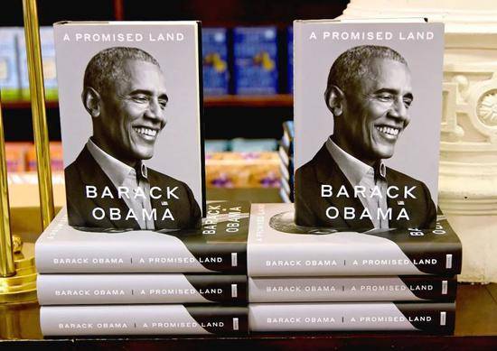 奥巴马新书《应许之地》。图源：人民视觉