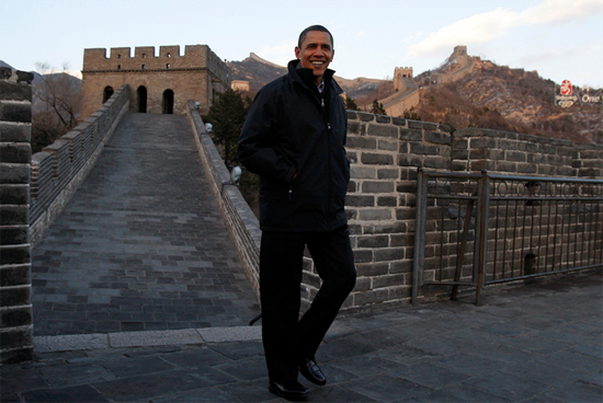 2009年11月，时任美国总统奥巴马参观游览长城。图源：中国日报