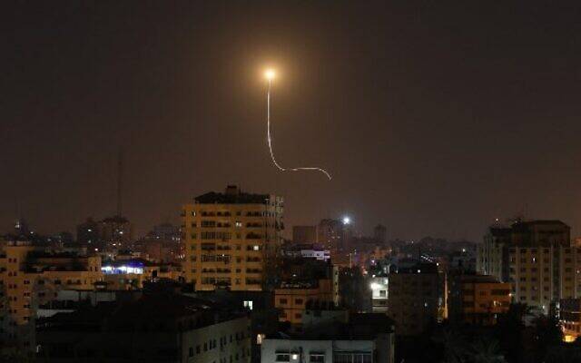 一枚火箭弹从巴勒斯坦加沙地带射入以色列境内