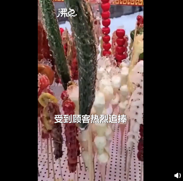 东北摊主把鸡爪猪蹄做成糖葫芦 网友笑喷:万物皆可糖葫芦！