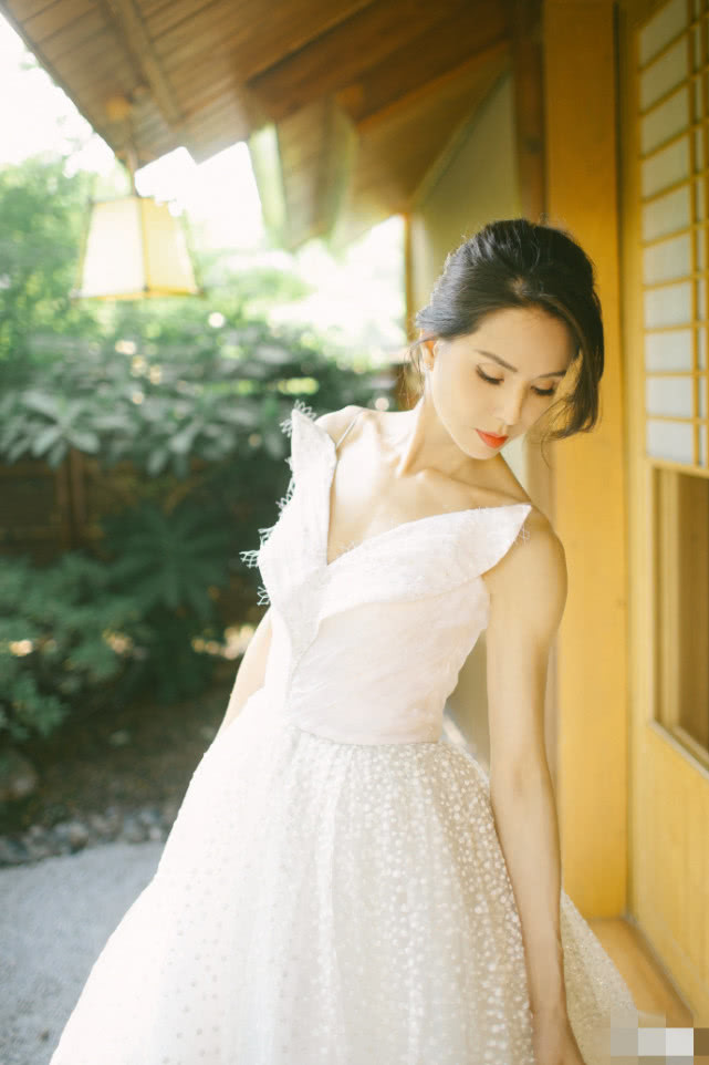 岁月不败美人！54岁李若彤穿17岁时同款校服美翻了