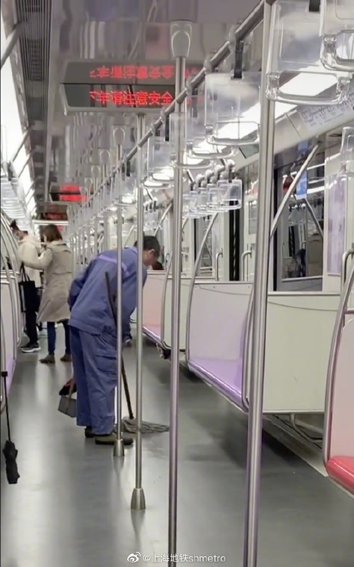 恶心坏了!上海地铁回应保洁用拖把擦座椅:未带抹布