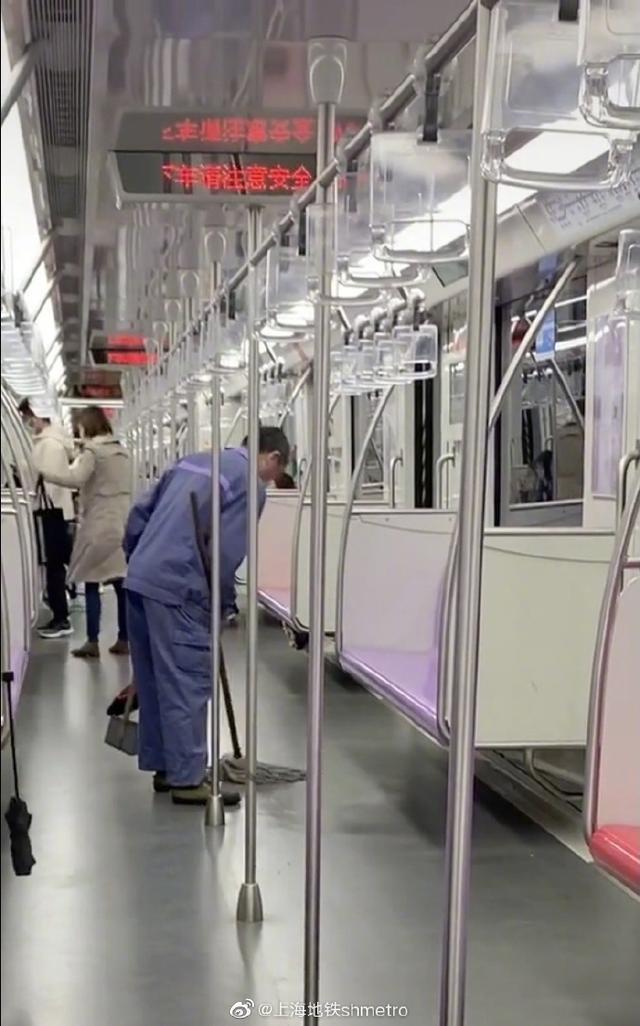 上海地铁回应保洁用拖把擦座椅：未带抹布