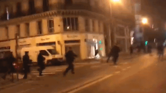 难民在巴黎共和国广场搭营地，警方发射催泪弹“强拆”