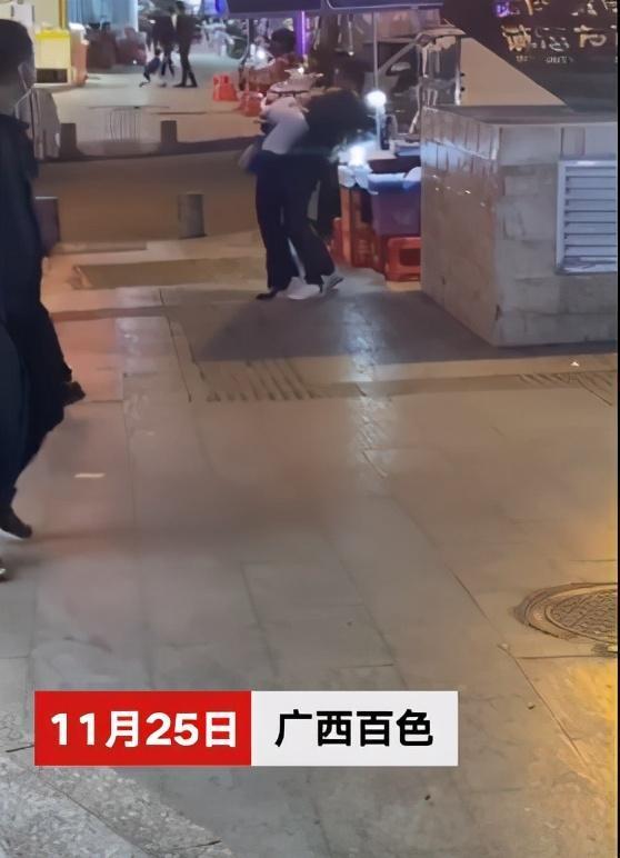 什么事这样想不开  广西百色一男子当街锁喉割伤女子