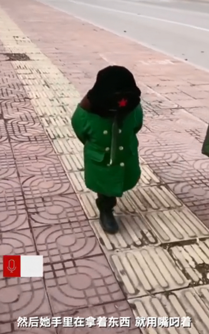 2岁萌娃穿军大衣模仿姥爷走路 网友：学到了精髓
