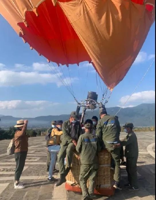 太吓人了!云南一景区工作人员从热气球坠亡 现场画面曝光