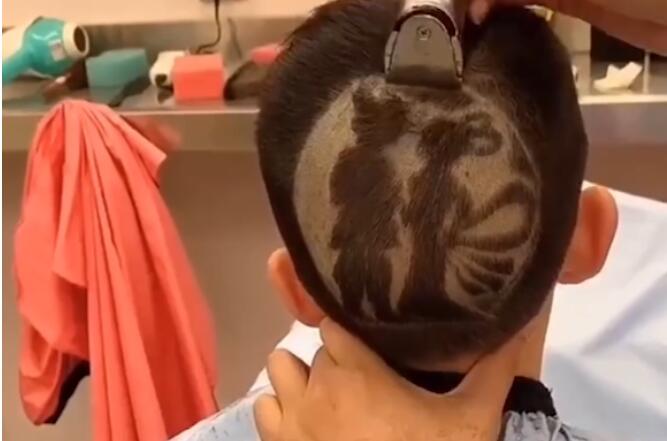 理发师在顾客头上剃出山水画 只要你能想到的都能刻画出来!