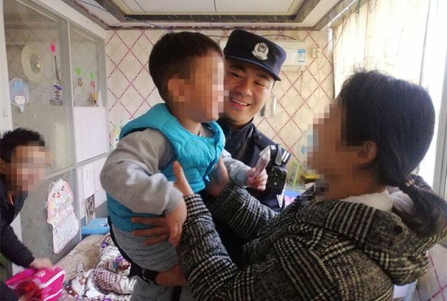 爸爸睡着，3岁萌娃穿睡衣独自走在杭州街头！连续的暖心接力后，民警最后靠着“蛀牙”寻回家长！