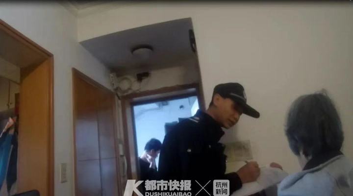 我害怕，我需要警察！独居老奶奶拍门大声呼救，民警翻窗进屋后发现……