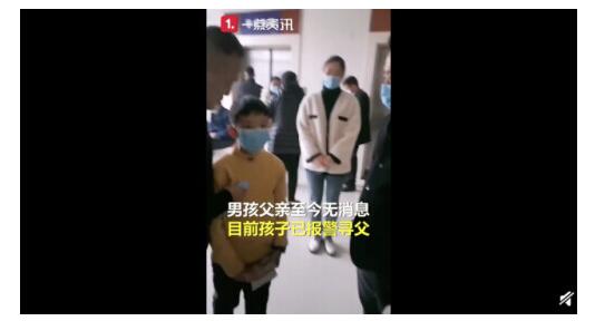 男孩跪守的母亲去世 父亲挂断电话 妇联回应跪守病母男孩收养问题